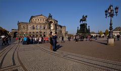 Auf dem Theaterplatz ...