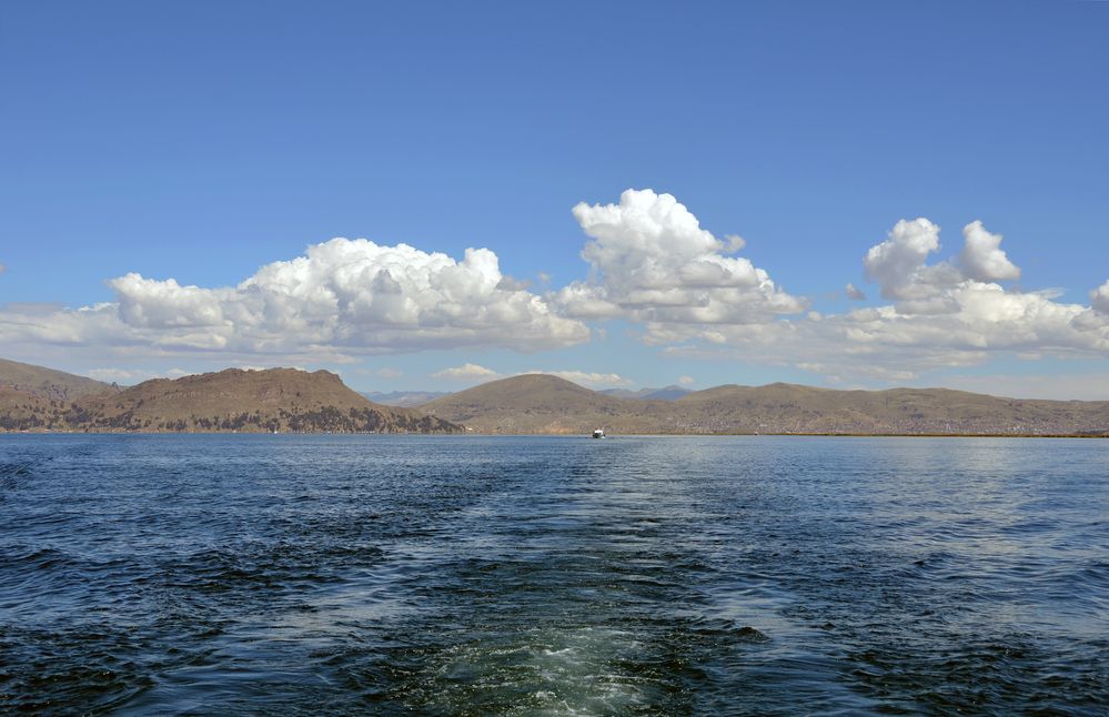 Auf dem Titicacasee mit Blick zur Bucht von Puno