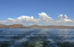 Auf dem Titicacasee mit Blick zur Bucht von Puno