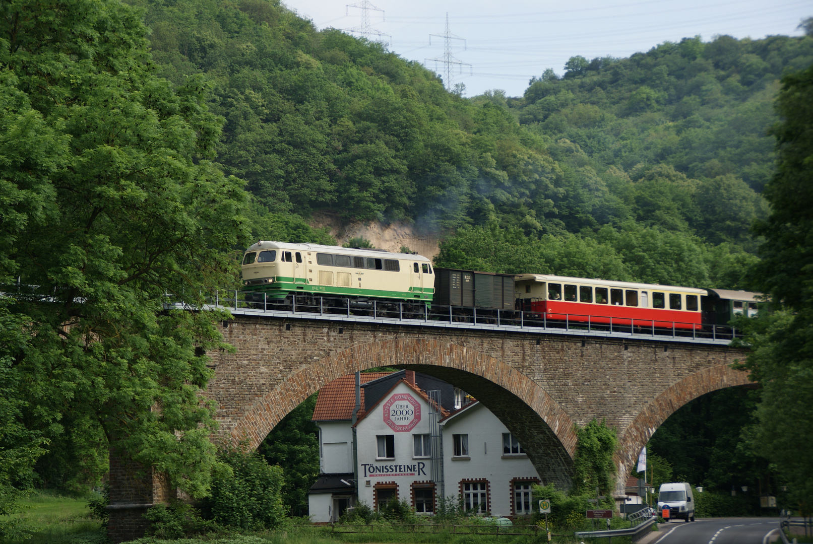 Auf dem Tönissteiner Viadukt