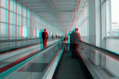 Auf dem Transportband bei der IAA (s/w-Anaglyphe rot/cyan)