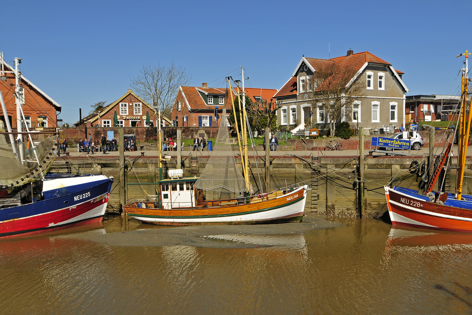 Auf dem Trockenen bei Niedrigwasser - im Kutterhafen Neuharlingersiel