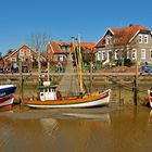 Auf dem Trockenen bei Niedrigwasser - im Kutterhafen Neuharlingersiel