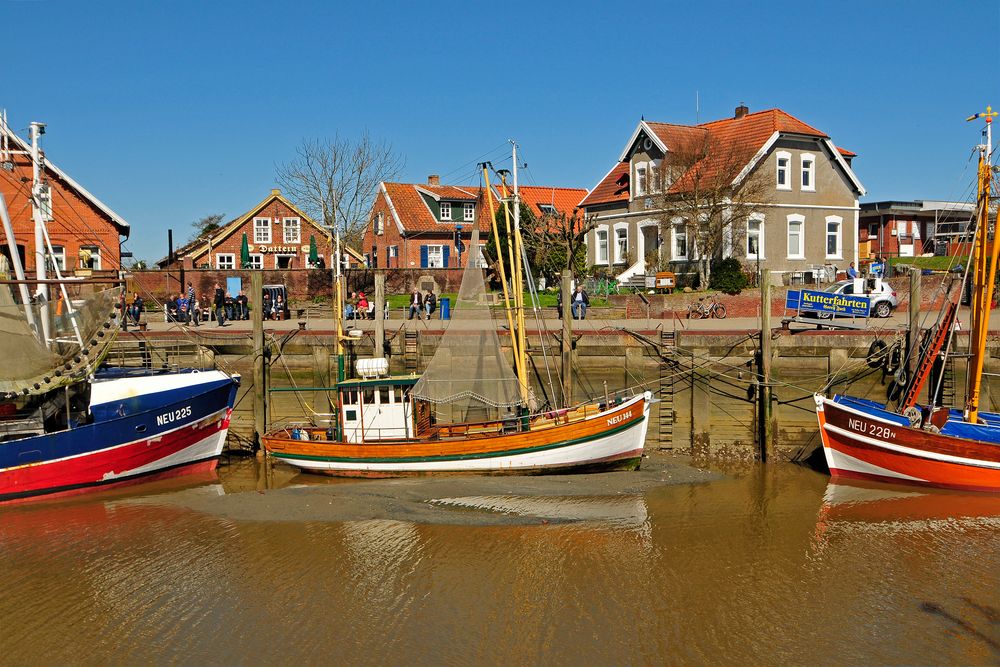 Auf dem Trockenen bei Niedrigwasser - im Kutterhafen Neuharlingersiel