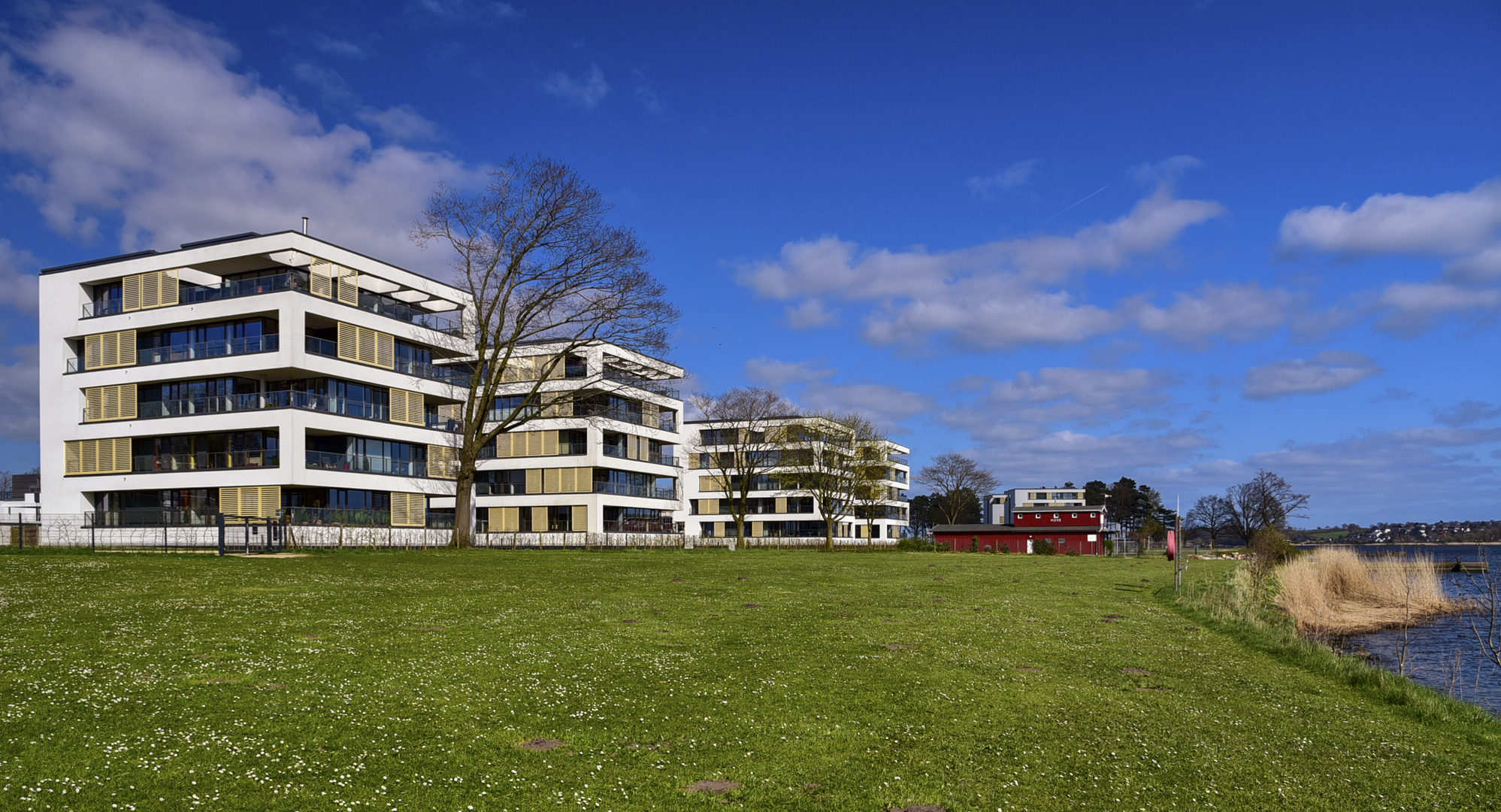 Auf dem Trockenplatz vor den teuren Strandhäusern