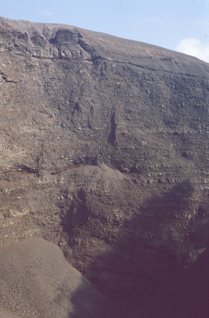 Auf dem Vesuv - Blick auf die innere Kraterwand