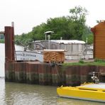 auf dem  Wasser der Werft Wischhafen  ...