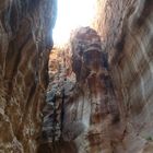 Auf dem Weg durch den Siq - Felswände bis zu 120m Höhe