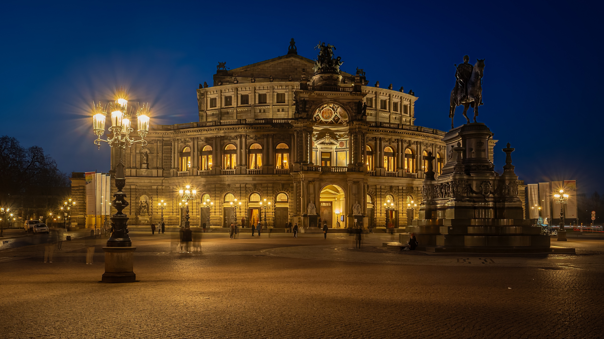 Auf dem Weg in die Oper