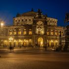 Auf dem Weg in die Oper