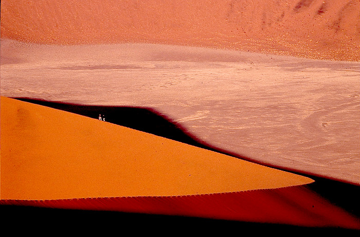 Auf dem Weg in die Unendlichkeit der Namib-Wüste