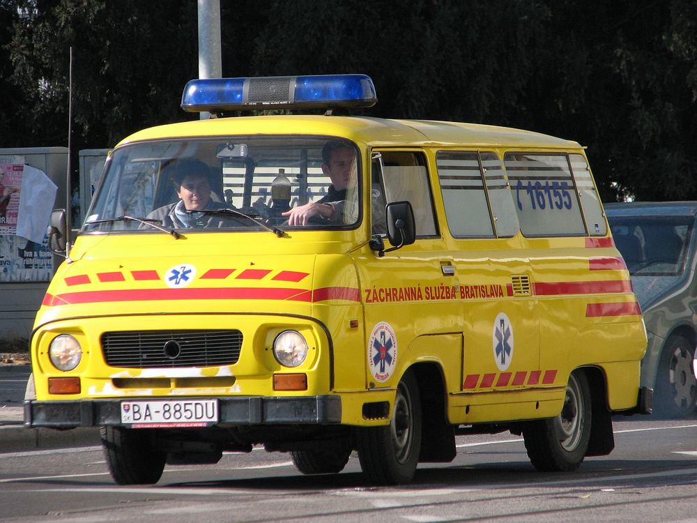 Auf dem Weg in's Krankenhaus am Rande der Stadt