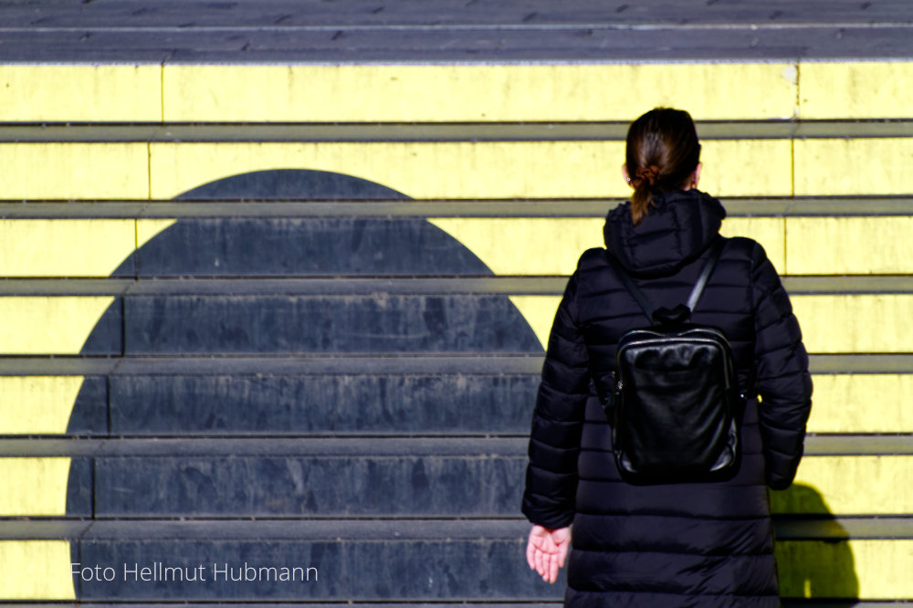 AUF DEM WEG NACH OBEN - EINE FRAU