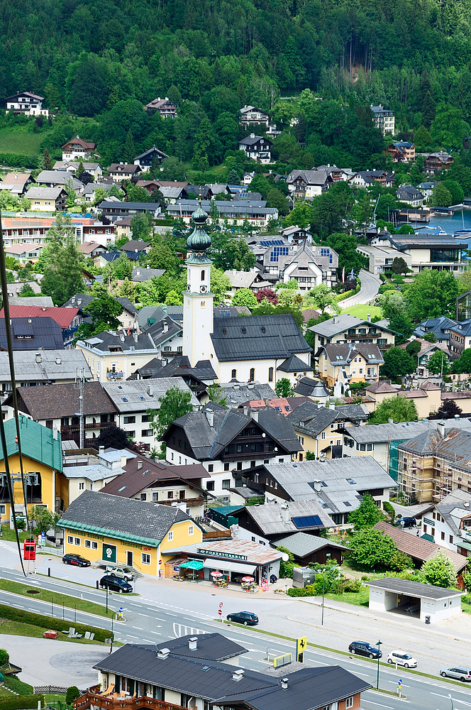 Auf dem Weg nach unten v. u. die Talstation der Seilbahn mit Kirche von St. Gilgen im Salzkammergut