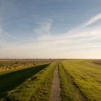 Auf dem Weg über den Deich