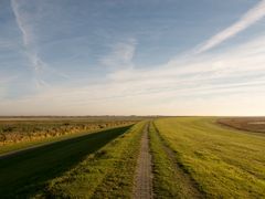 Auf dem Weg über den Deich