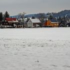 Auf dem Weg vom Pfaffenstein ins Osterzgebirge ist dieses ein malerisches Straßendorf...