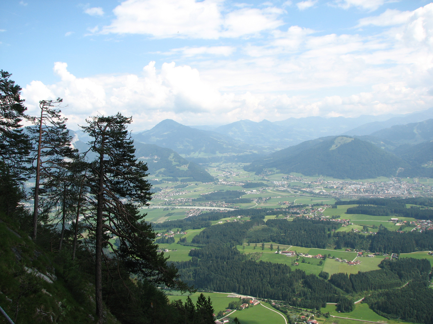 Auf dem Weg von der Hageralm ins Tal nach Embach (Tirol)