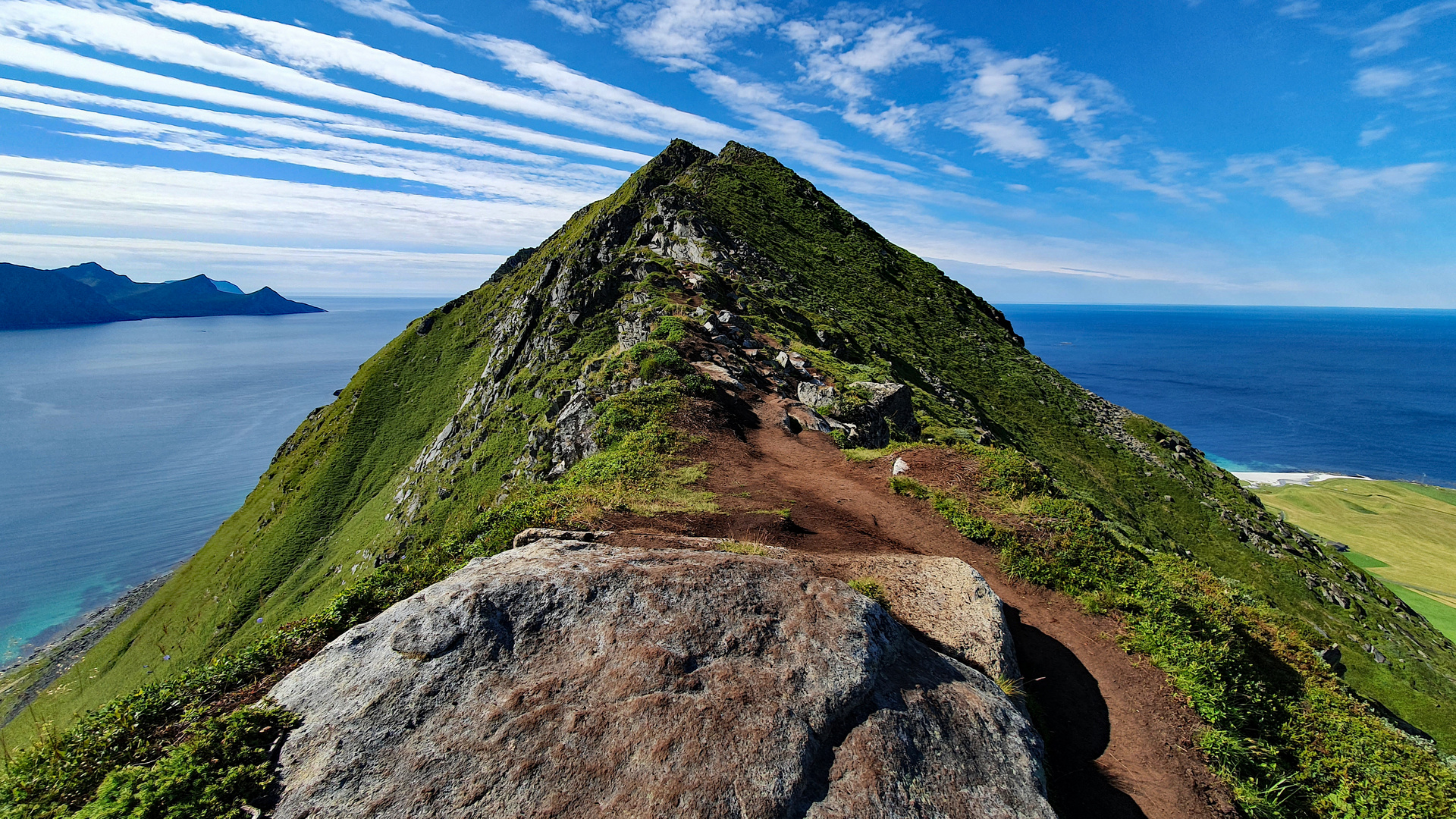 Auf dem Weg zum Gipfel des Mannen, Lofoten (Norway) Foto & Bild ...
