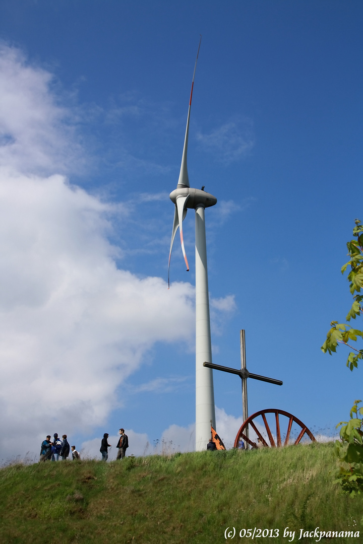 Auf dem Weg zum Gipfel - zur Maiandacht auf der Halde Oberscholven