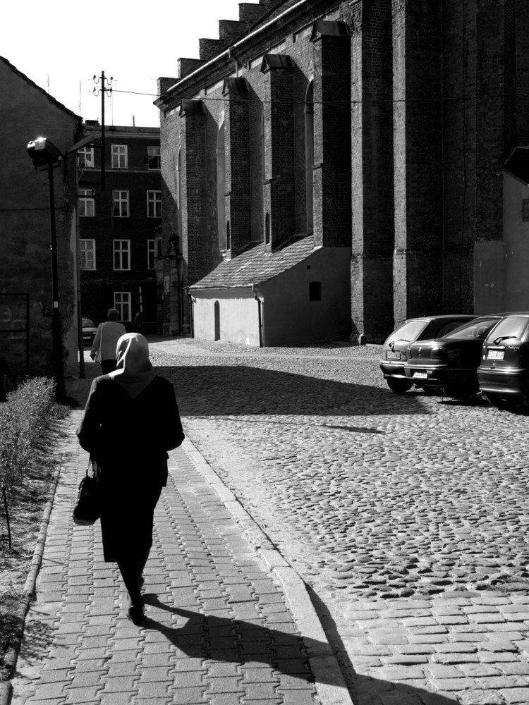 auf dem Weg zur Kirche