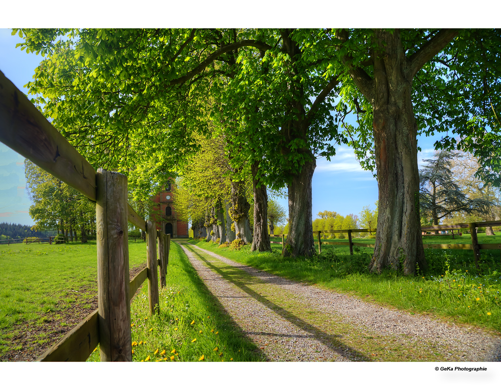 auf dem Weg zur Kirche