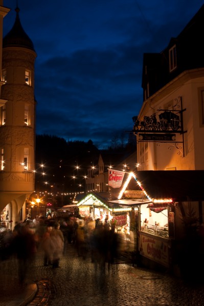 Auf dem Weihnachts- markt zu Schwarzenberg