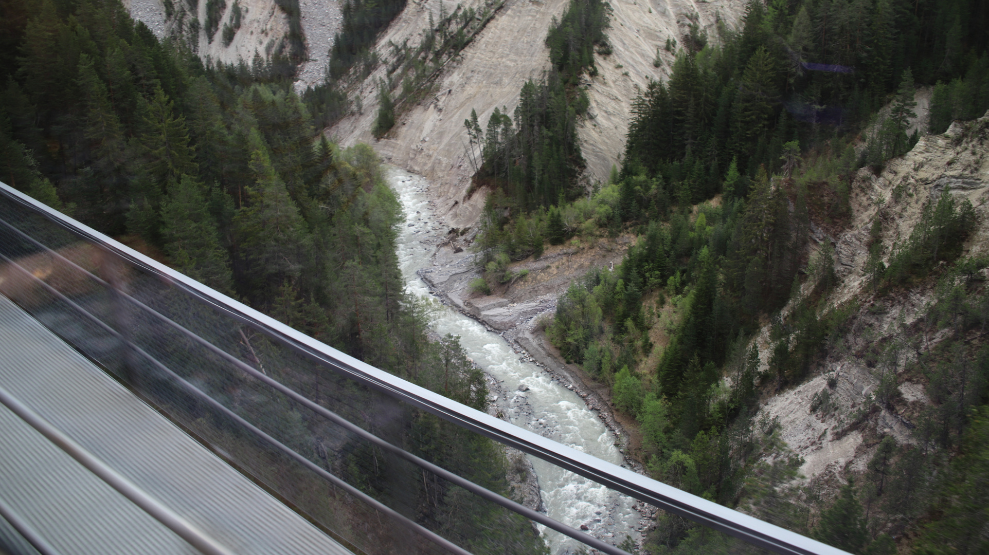 Auf dem Wiesener Viadukt wird das Landwasser überquert