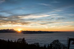 Auf den Bergen über dem Nebel