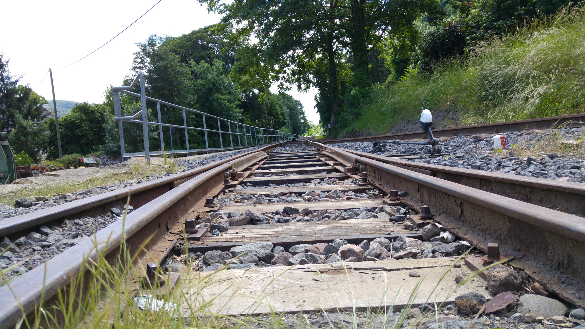 Auf den Eisenbahnschienen unterwegs