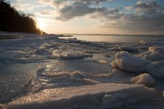 auf den Eisschollen am Strand von Loissin