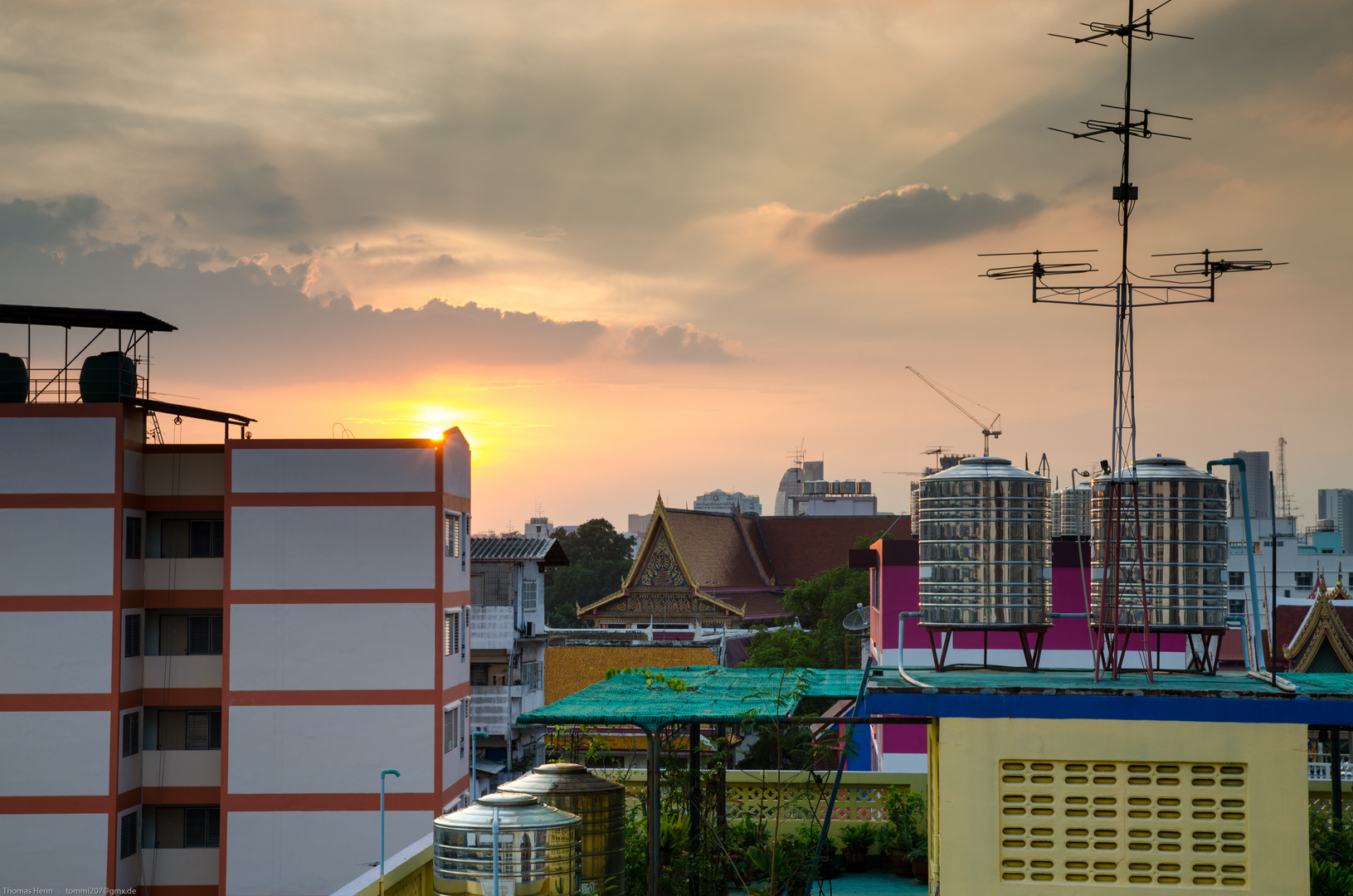 Auf den kleinen Dächern von Bangkok
