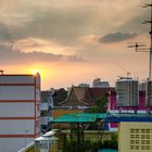 Auf den kleinen Dächern von Bangkok