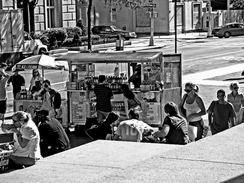 Auf den Treppen vor dem Metropolitan