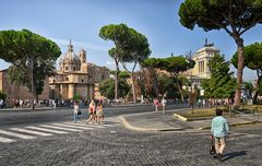 Auf den Weg zum Kolosseum und das Forum Romanum. 