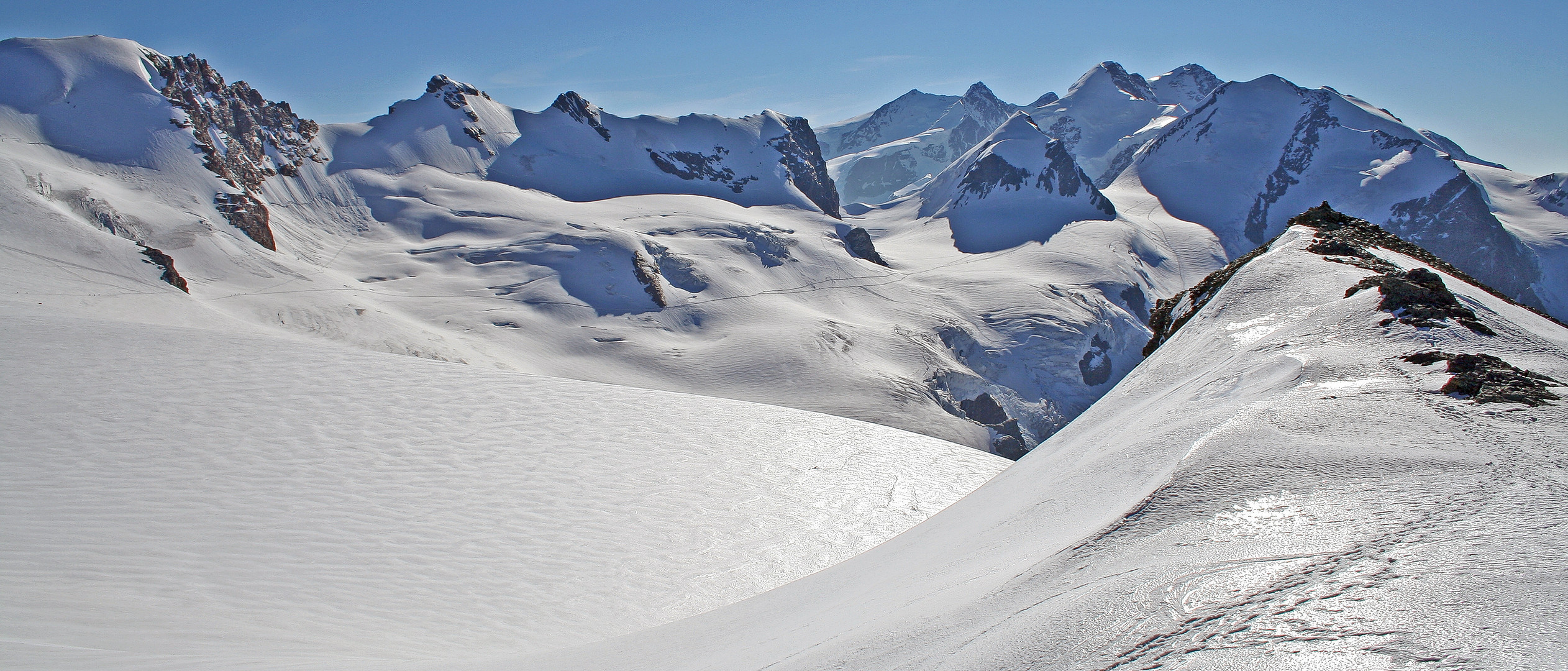 Auf der 3899m hohen Gobba di Rollin ist man in Mitten der herrlichen Walliser 4000-der... 