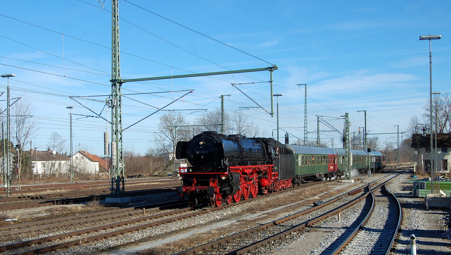 Auf der Allgäubahn fährt der „Oberstdorf-Express" in Bf Buchloe 22.2.2020