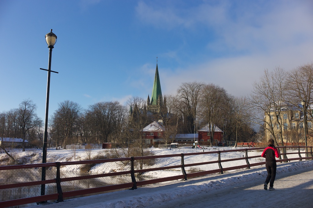 Auf der alten Brücke über den Nidelv