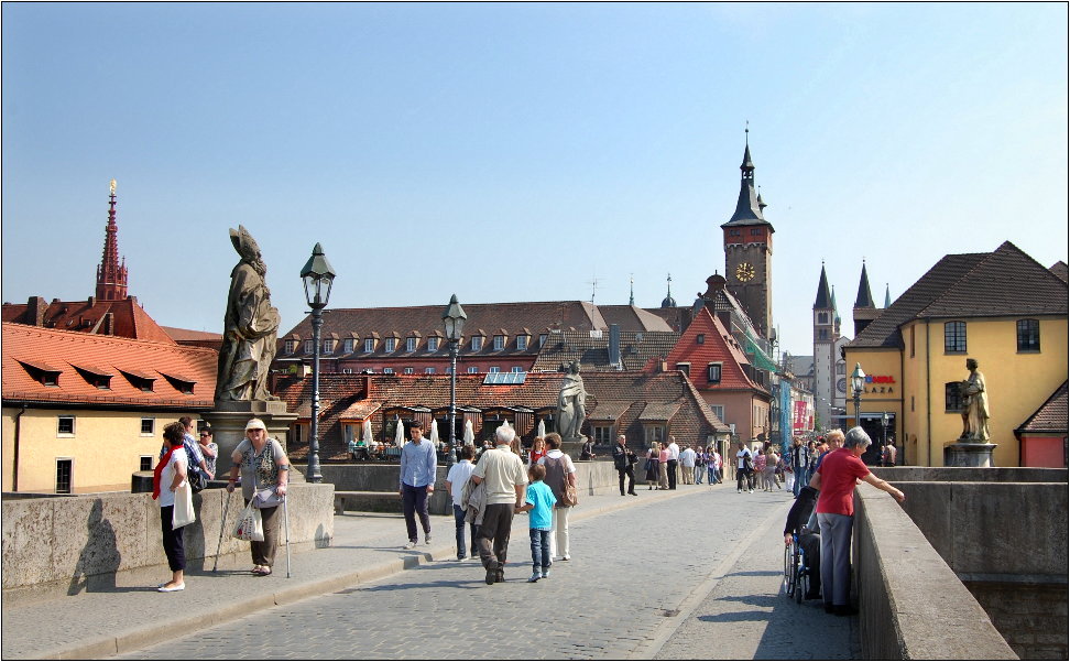 auf der Alten Mainbrücke in Würzburg