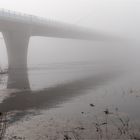 Auf der anderen Seite der Elbe steht ein Pylon