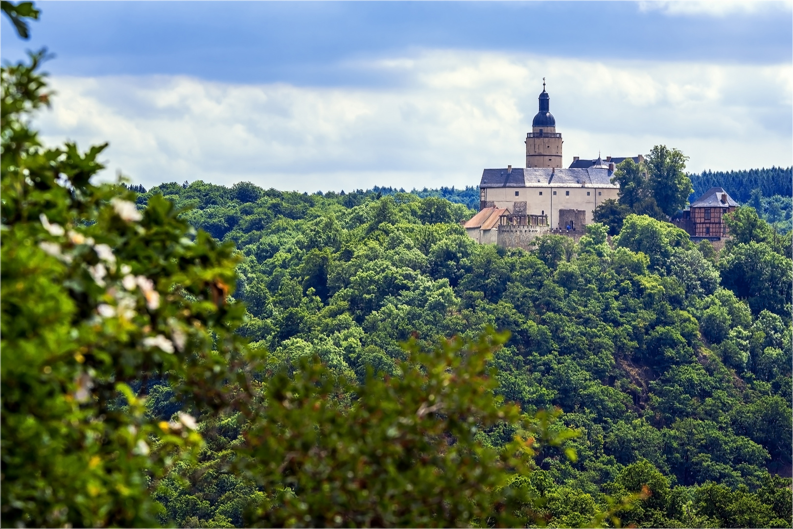 Auf der anderen Talseite thront die Burg Falkenstein