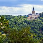 Auf der anderen Talseite thront die Burg Falkenstein