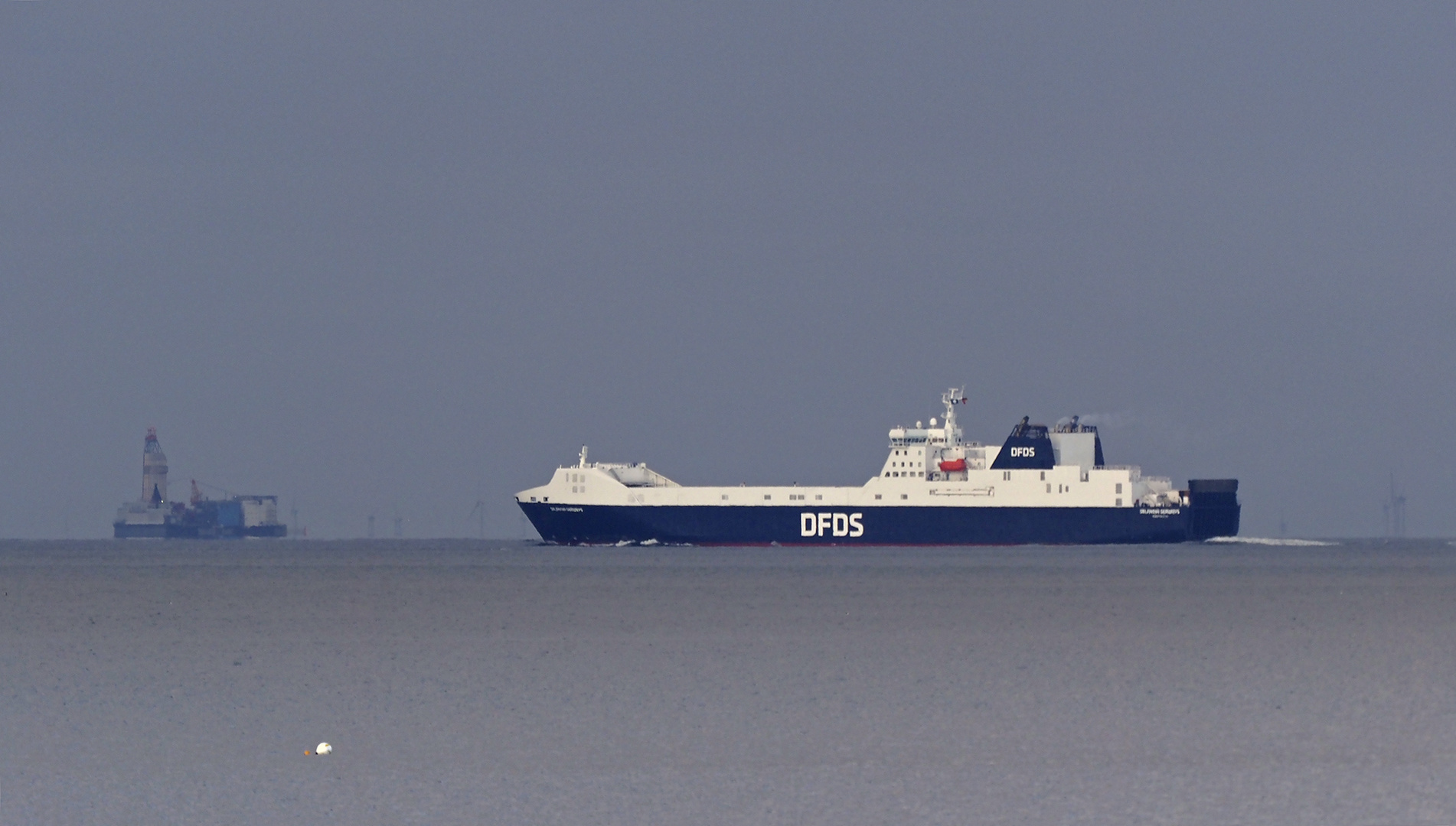 Auf der Aussenelbe bei Schietwetter, links die Ölbohrplattform Mittelplate