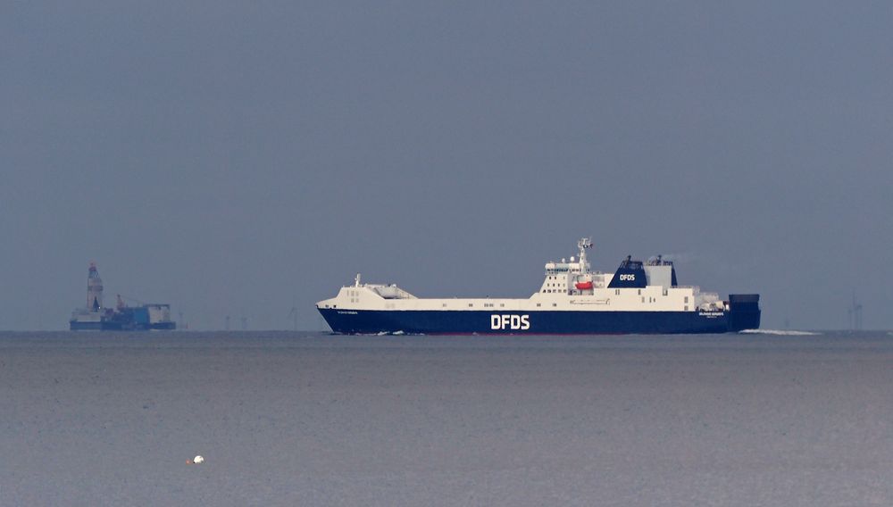 Auf der Aussenelbe bei Schietwetter, links die Ölbohrplattform Mittelplate