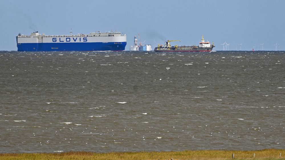 Auf der Aussenelbe vor Cuxhaven: Autotransporter, Bohrinsel Mittelplate, Baggerschiff, ...