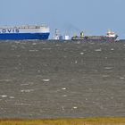 Auf der Aussenelbe vor Cuxhaven: Autotransporter, Bohrinsel Mittelplate, Baggerschiff, ...