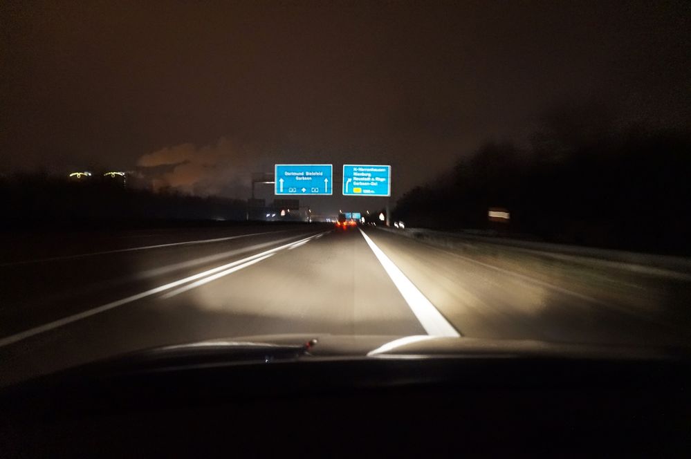 Auf der Autobahn nachts um 1/2 1