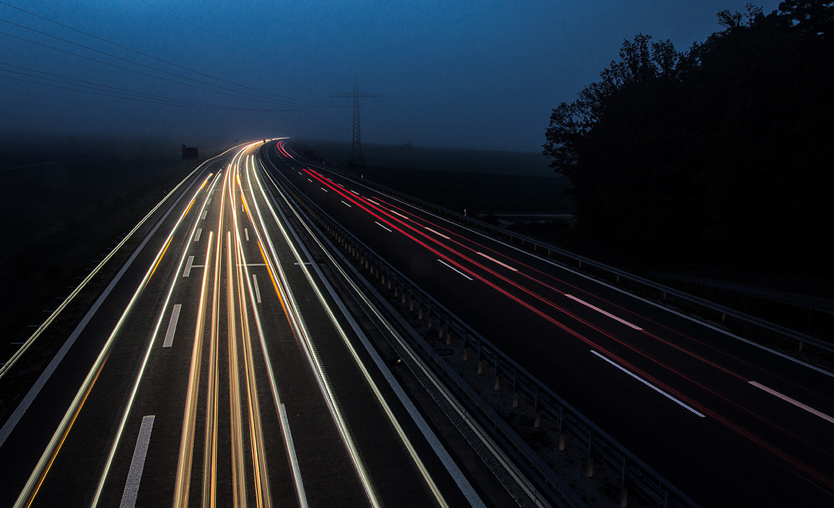 Auf der Autobahn nachts um...