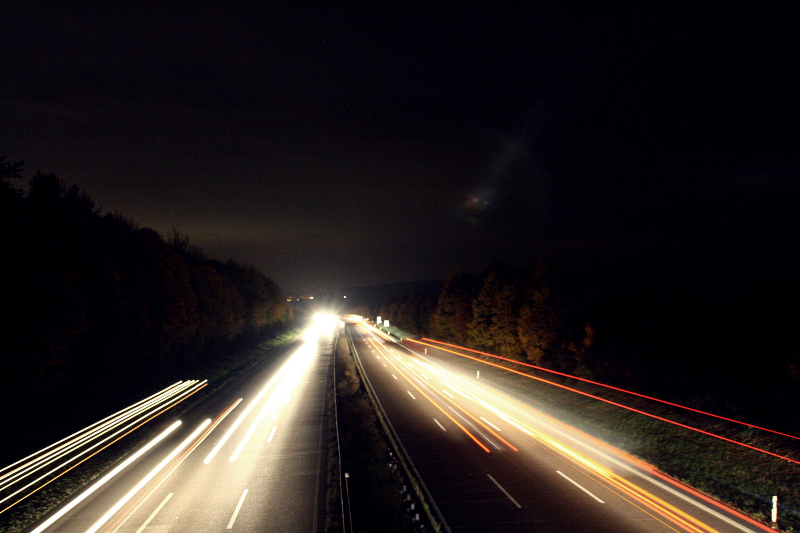 auf der Autobahnbrücke