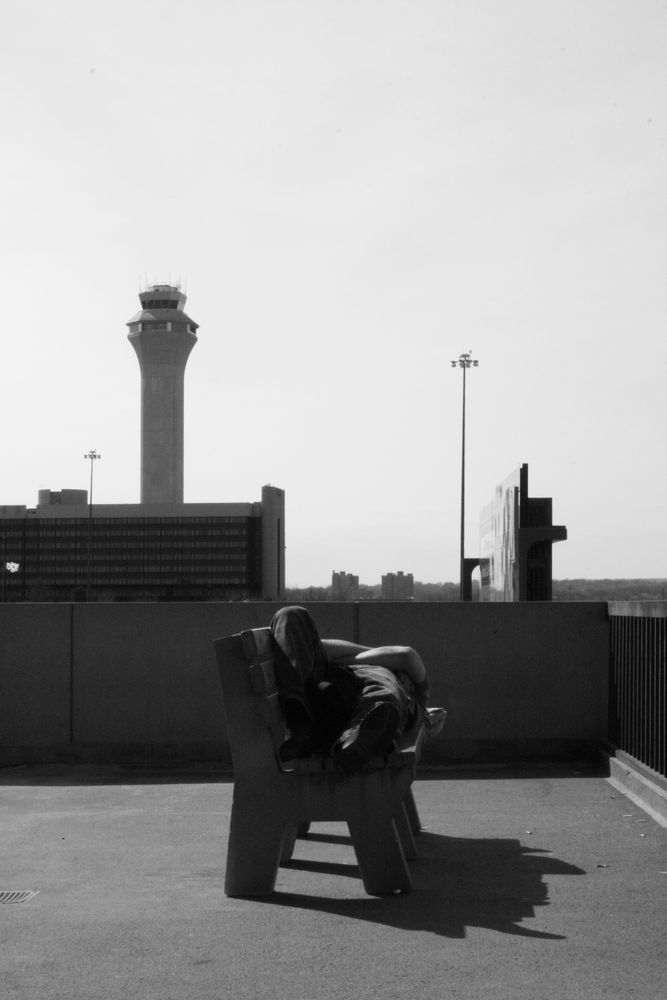 Auf der Bank Schlafender am Newark Airport von Felix Hohagen 